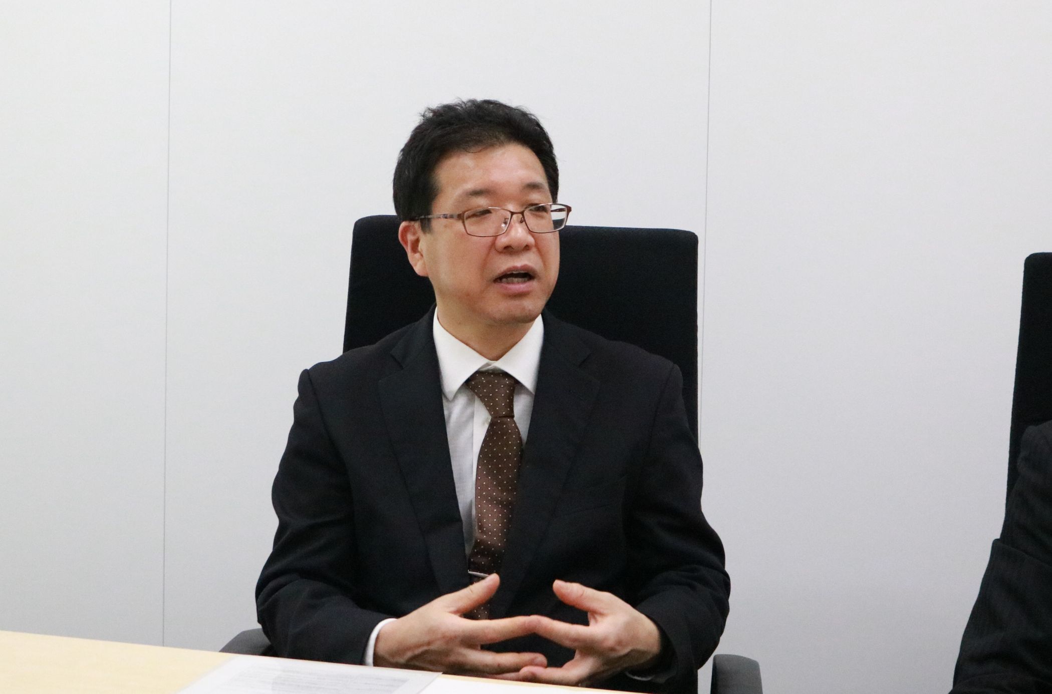 プロテリアルのアドバイザリー支援事例インタビューにおける、菅井氏のインタビュー風景