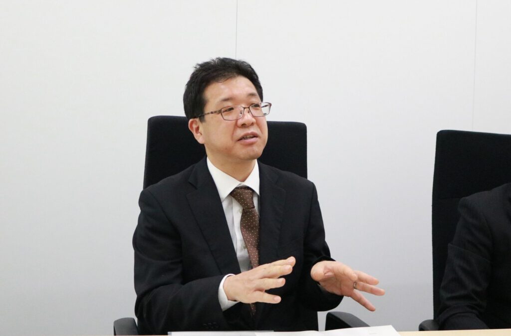 プロテリアルのCDP支援事例インタビューにおける、菅井氏の笑顔のカット
