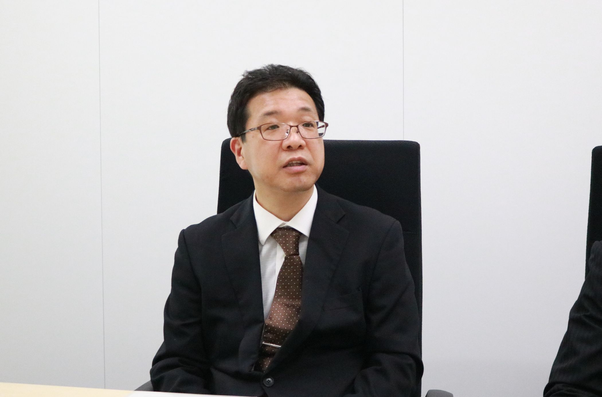 プロテリアルのCDP支援事例インタビューにおける、菅井氏のインタビュー風景