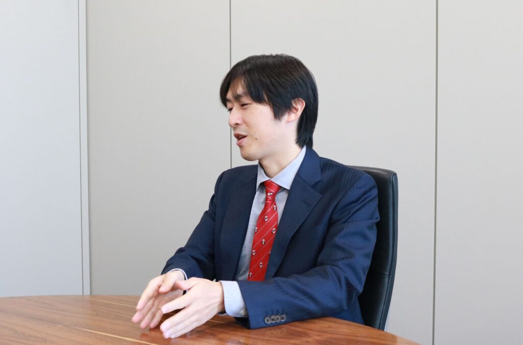 東京製鐵のEPD支援事例インタビューにおける、有賀氏の笑顔のカット
