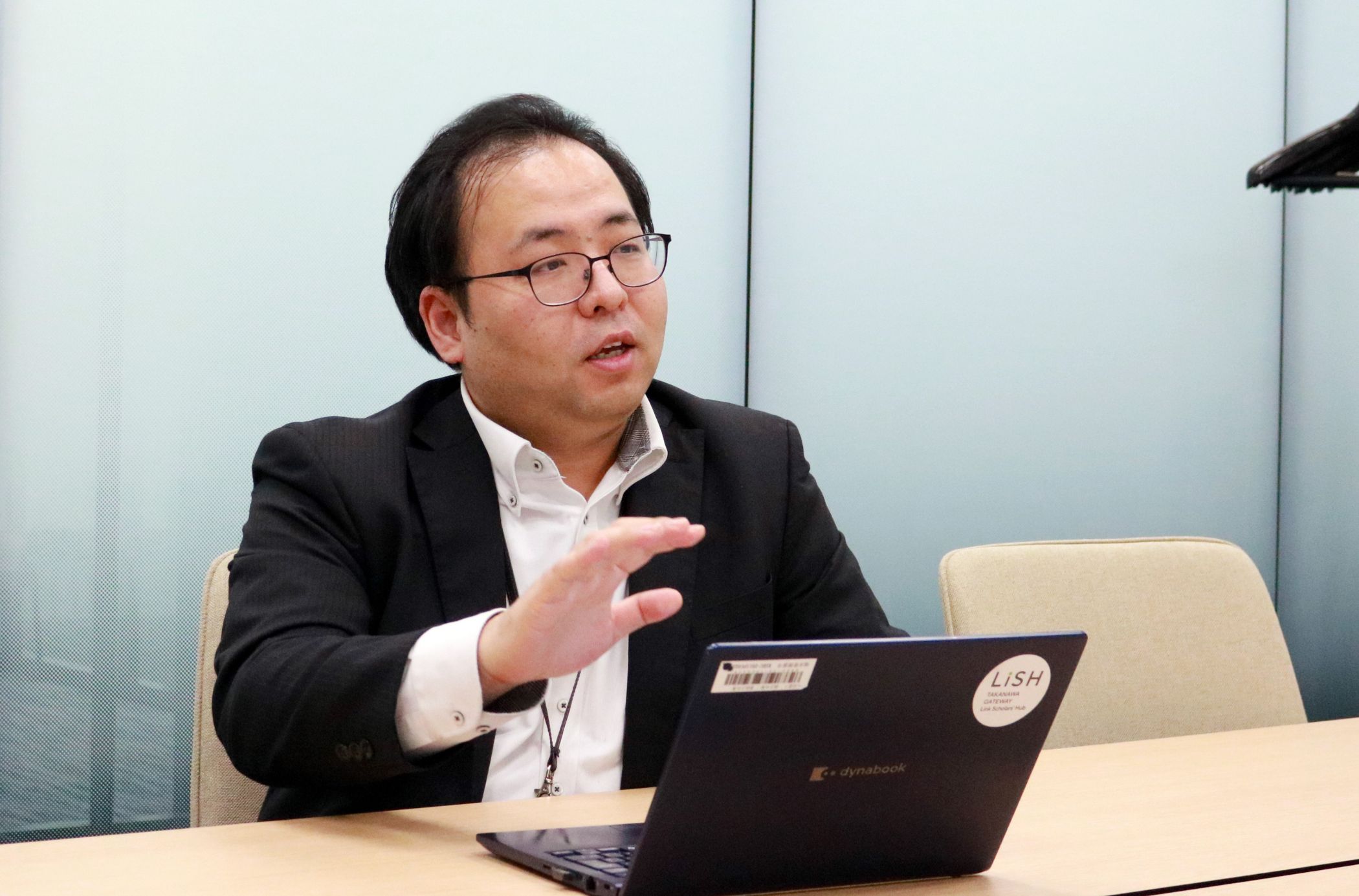 KDDIの支援事例インタビューにおける、兵田氏のインタビュー風景