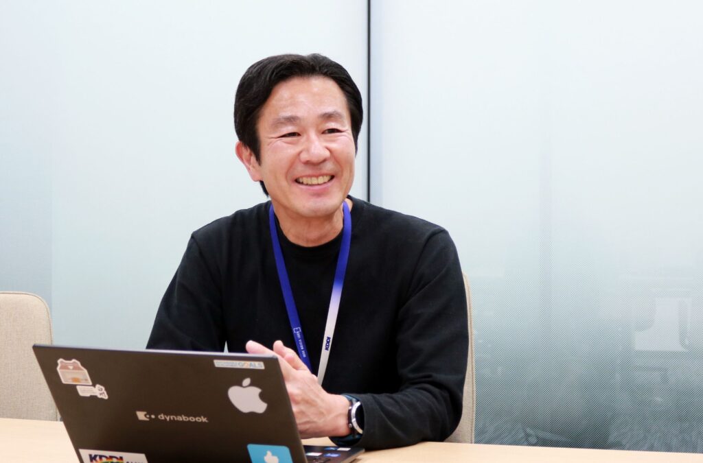 KDDIの支援事例インタビューにおける、高橋氏の笑顔のカット