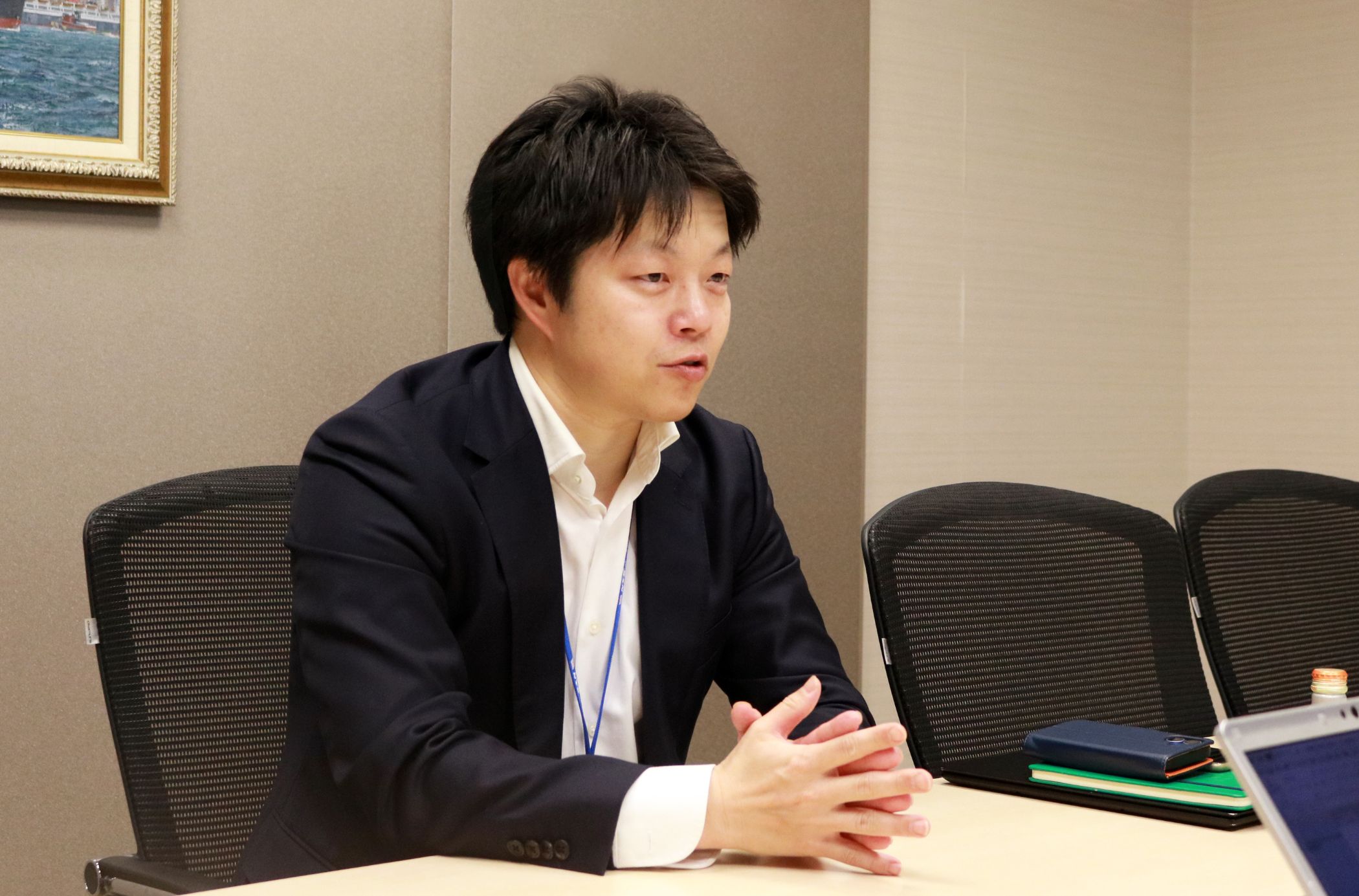 日本郵船の支援事例インタビューにおける、齋藤氏の笑顔のカット