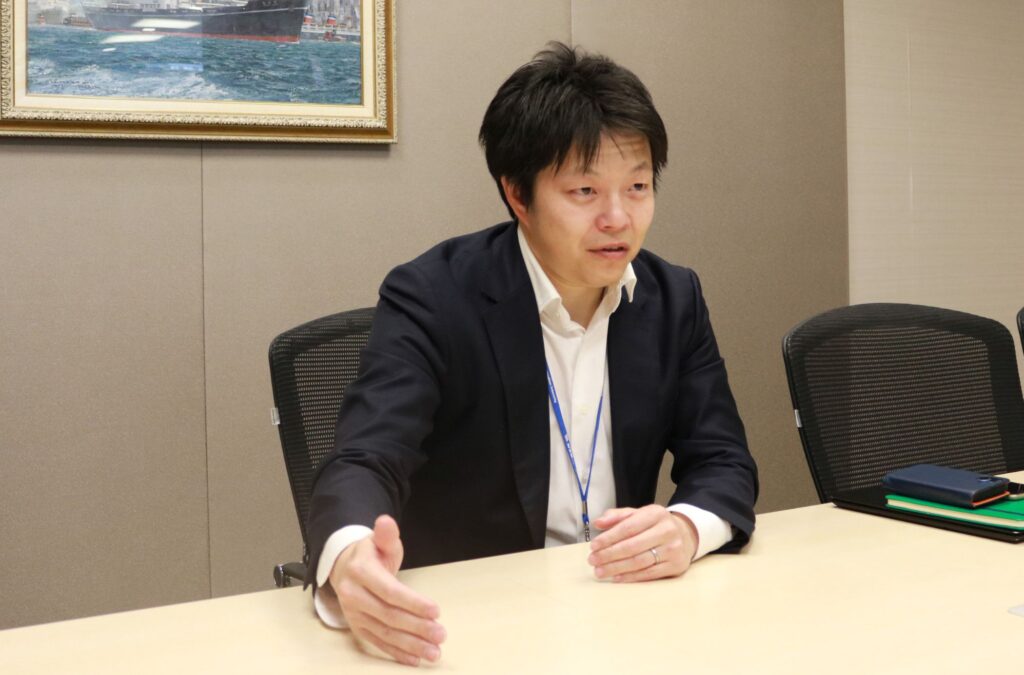 日本郵船の支援事例インタビューにおける、齋藤氏のインタビュー風景