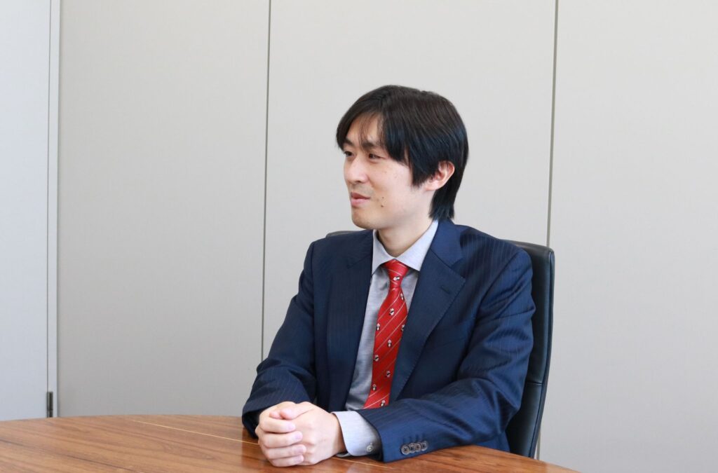東京製鐵の統合報告書開示支援事例インタビューにおける、有賀氏の笑顔のカット
