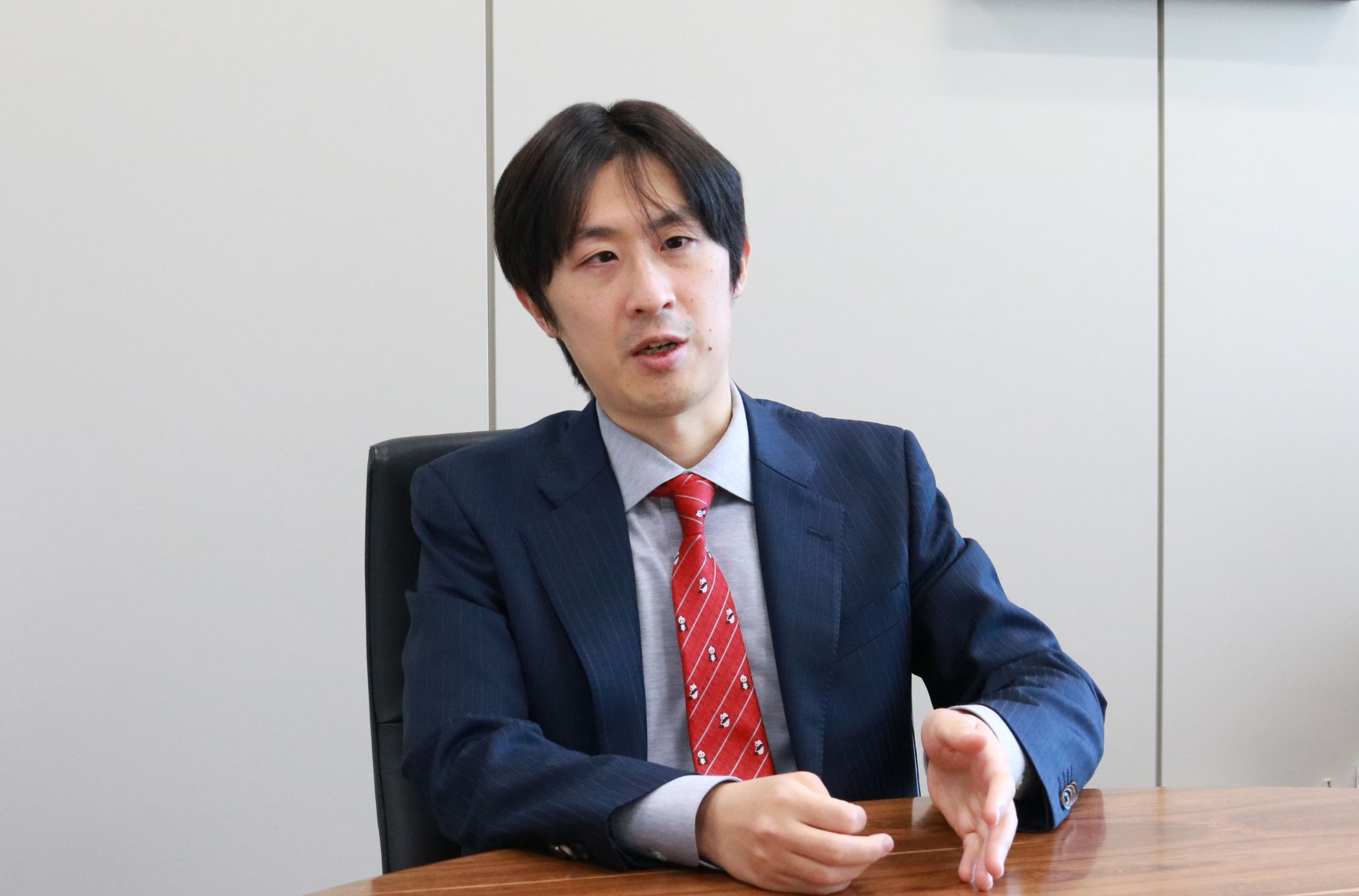 東京製鐵の統合報告書開示支援事例インタビューにおける、有賀氏のインタビュー風景