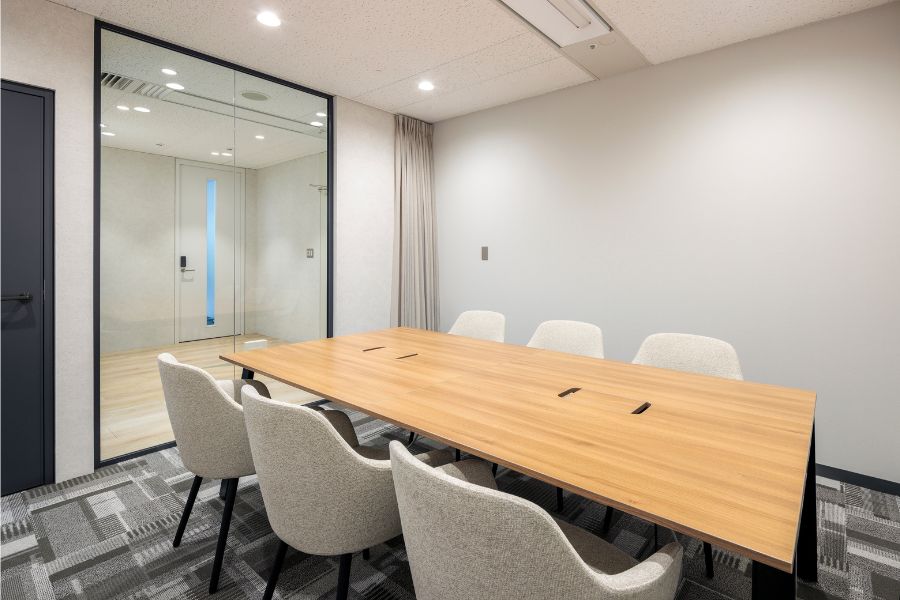 ブライトイノベーションの本社オフィスにおける会議室の風景