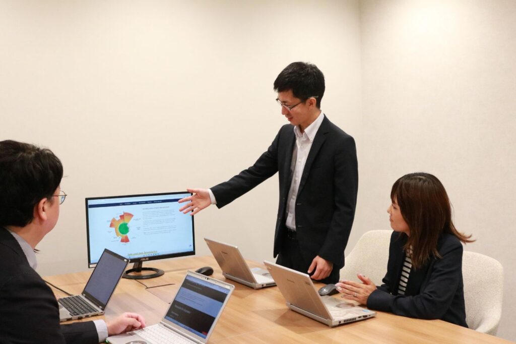 ブライトイノベーションの採用インタビューにおける、長谷中 洋輔の業務風景