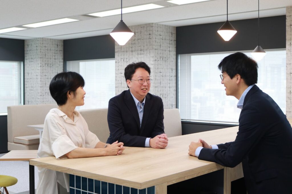 ブライトイノベーションの採用インタビューにおける、佐藤 望の業務風景
